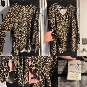 3X long sleeve top with ruffle hips and rouched sleeves! Terra & Sky!